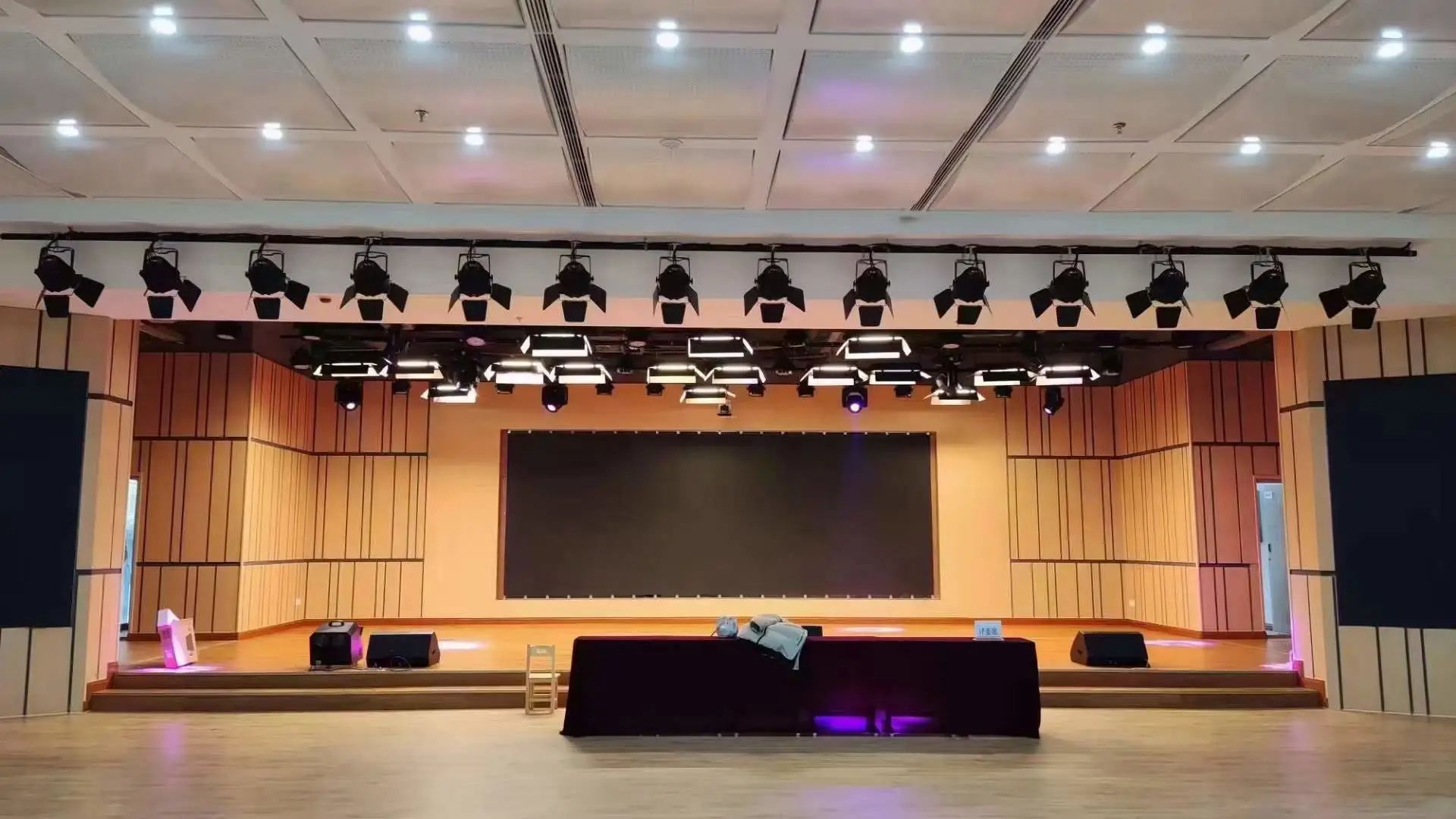 70net永乐高专业灯光音响扩声系统工程产品效劳于某学校礼堂！